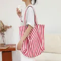 Bolso tote grande de lona con rayas rosas y blancas para uso diario con estilo. - Rosa rojo