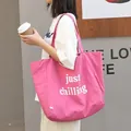 Moderno bolso tote de lona rosa con el eslogan 'just chilling' y forro interior de rayas - Estilo de Letras just chilling / Rosa