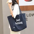 Bolso tote de lona azul marino con estampado de letras blancas 'just chilling' de estilo coreano - Estilo de Letras just chilling / Azul