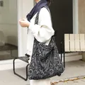 Bolso bandolera retro de lona negra con bordado paisley - Negro