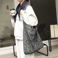 Modelo con bolso hobo de lona bordado paisley retro para el uso diario casual. - Verde
