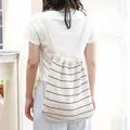 Lässiger gestreifter Strick-Rucksack mit Kordelzug in Off-White und Schwarz. - Weiß