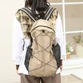 Mochila casual de nailon caqui con bolsillos laterales de malla y cordón elástico. - Caqui