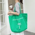 Lässige grüne Nylon-Einkaufstasche mit weißem Holiday-Print und Palmen-Grafik für Damen - Grün