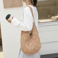 Handgemaakte gehaakte schoudertas in beige gedragen door model voor zomerse look - Bruin