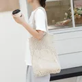 Bolso de hombro de malla de algodón con una bolsa interior con cordón ajustable. - Blanco