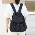 Mochila de nylon negro informal con bolsillos con cordón y gran capacidad de carga - Negro