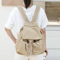 Mochila minimalista de nailon caqui con cordón y bolsillos múltiples - Caqui