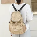 Elegante mochila de nailon caqui con diseño plisado y prácticos bolsillos laterales de malla - Caqui