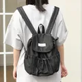 Mochila vintage de mezclilla negra con cierre de cordón y solapa para mujer con estilo - Negro