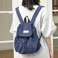 Mochila informal de lona denim azul para mujer con cordón y bolsillos laterales plisados - Azul
