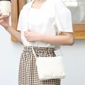 Bolso bandolera de lona blanca informal minimalista para mujer en conjunto real - Estilo Bandolera Mini Cuadrado (SR8834)
