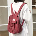 Mochila casual de lona burdeos con cordón y bolsillos laterales con pliegues - Rojo