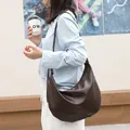 Bolso bandolera minimalista de piel sintética suave marrón oscuro con estilo retro - Café