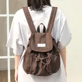 Mochila vintage de lona marrón con cordón y pliegues - Café