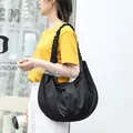 Bolso de hombro hobo de nailon negro con elegante correa plisada con volantes para mujer - Estilo Media Luna con Correa Plisada (SR8605)