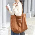 Bolso tote casual de pana marrón con bordado de letras blancas de estilo japonés - Marrón
