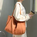 Grote oranje canvas draagtas voor dames met een minimalistisch Japans design - Oranje