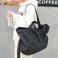 Bolso bandolera de lona lavada negra de gran capacidad con un diseño retro japonés. - Negro