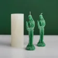 Molde detallado de silicona de diosa junto a velas de cera verde para aromaterapia - Molde de Silicona Diosa de la Fortuna