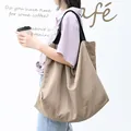 Elegante beige grote waterdichte nylon draagtas met een stijlvol nonchalant ontwerp - Khaki
