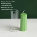 Vista detallada de un molde octogonal para velas DIY con vela verde y medidas mostradas - 6x15.2cm (Tamaño Final)