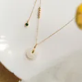 Eleganter weißer Jade Ping An Kou Anhänger mit feiner Goldkette und grünem Edelstein - Nephrit Jade