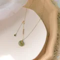 Elegante Goldhalskette mit einem Hetian-Jade Ping'an Kou Anhänger und Goldperlen - Xinjiang Qingtian Jade