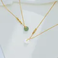 Goldene Schlüsselbeinkette mit grünen und weißen Anhängern aus echtem Hetian-Jade. - Titanstahl-Kette Weiße Jade-Halskette