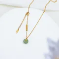 Elegante Hetian Jade Ping'an Schnalle Halskette mit Goldperlen an einer feinen Kette. - Titanstahl-Kette Grüne Jade-Halskette