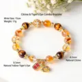 Elegante pulsera de citrino natural y ojo de tigre con dije de caballo balancín dorado - Pulsera de Cristal Dorado de Suerte