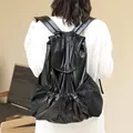 Elegante mochila de nailon negro brillante con cordón y diseño plisado para mujer - Negro