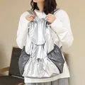 Mochila plateada metalizada con cordón y bolsillos laterales de malla - Plateado