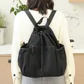 Lässiger schwarzer Nylon-Rucksack mit Kordelzug, Faltenstruktur und Seitentaschen für Damen - Schwarz