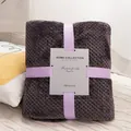 Morbida coperta in flanella grigio scuro a nido d'ape con nastro viola decorativo - 70x100cm / Grigio nero