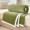 Suave manta de vellón verde con patrón de rejilla y borde blanco - 70*100 (Aprox. 0,350kg) / Verde Militar