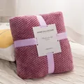 Morbida coperta di flanella viola a griglia, piegata con confezione regalo in nastro. - 70x100cm / Pasta di Fagioli Rossi