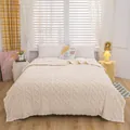 Gemütliche cremeweiße Fleecedecke mit Zopfstrickmuster auf dem Bett - 70*100 / Gebrochenes Weiß