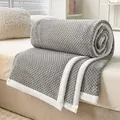 Suave manta de franela gris con diseño de rejilla y ribete de felpa blanca en una cama. - 70*100 (Aprox. 0,350kg) / Gris claro