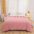 Gemütliche rosa Kuscheldecke aus Korallenvlies mit edlem geprägtem Zopfstrickmuster - 70*100 / Altrosa