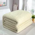 Weiche cremefarbene Flanelldecke mit Streifenmuster für das Büro und zu Hause - 70x100cm Geschenkdecke / Perlweiß