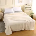 Accogliente coperta in pile di corallo crema con elegante trama a spina di pesce sul letto - Coperta Regalo 70*100cm / Bianco avorio