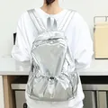 Schicker silberner Metallic-Nylon-Rucksack mit Kordelzug und Falten für den Alltag. - Silber