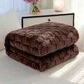 Luxuriöse dunkelbraune karierte Flanell-Kuscheldecke, ordentlich auf dem Bett gefaltet - Geschenkdecke / Kaffeebraun / 70*100