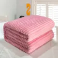 Weiche rosa Flanell-Fleecedecke ideal für den Mittagsschlaf im Büro oder klimatisierte Räume - Hübsch Rosa
