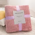 Gefaltete rosa Flanelldecke mit Ananasmuster, verpackt mit lila Schleifenband-Geschenk - 70*100cm (Inklusive OPP-Beutel, Ohne Band/Karte) / Rubinrot