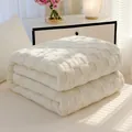 Weiche weiße Flanelldecke mit minimalistischem Karomuster für Zuhause und das Büro im Alltag - Geschenkbox / Milchweiß / Einheitsgröße