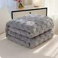 Weiche graue Flanell-Wohndecke mit kleinen Karomustern für Zuhause und das Büro - Geschenkbox / Hellgrau