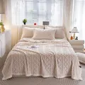 Manta acogedora de terciopelo Taffeta beige con textura de punto de diamante para el hogar - Caja de regalo / Blanco Roto