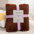 Lussuosa coperta in flanella marrone con trama a griglia e nastro regalo viola - 70x100cm / Caffè